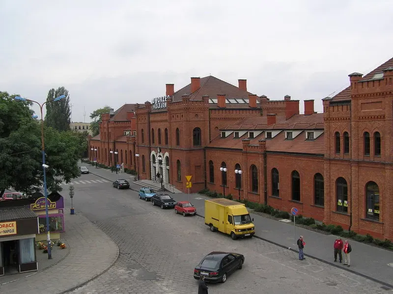 Wódki!… – zawołał Stachu w Skierniewicach