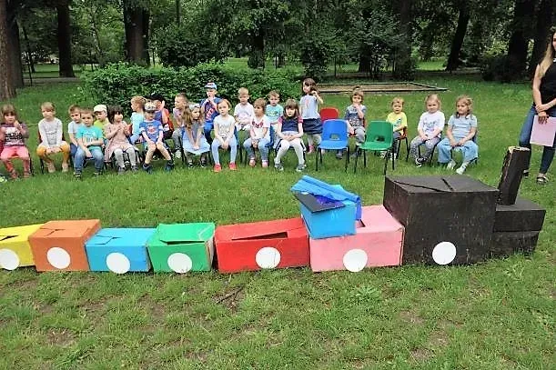 Stoi na stacji lokomotywa i gada po szwedzku